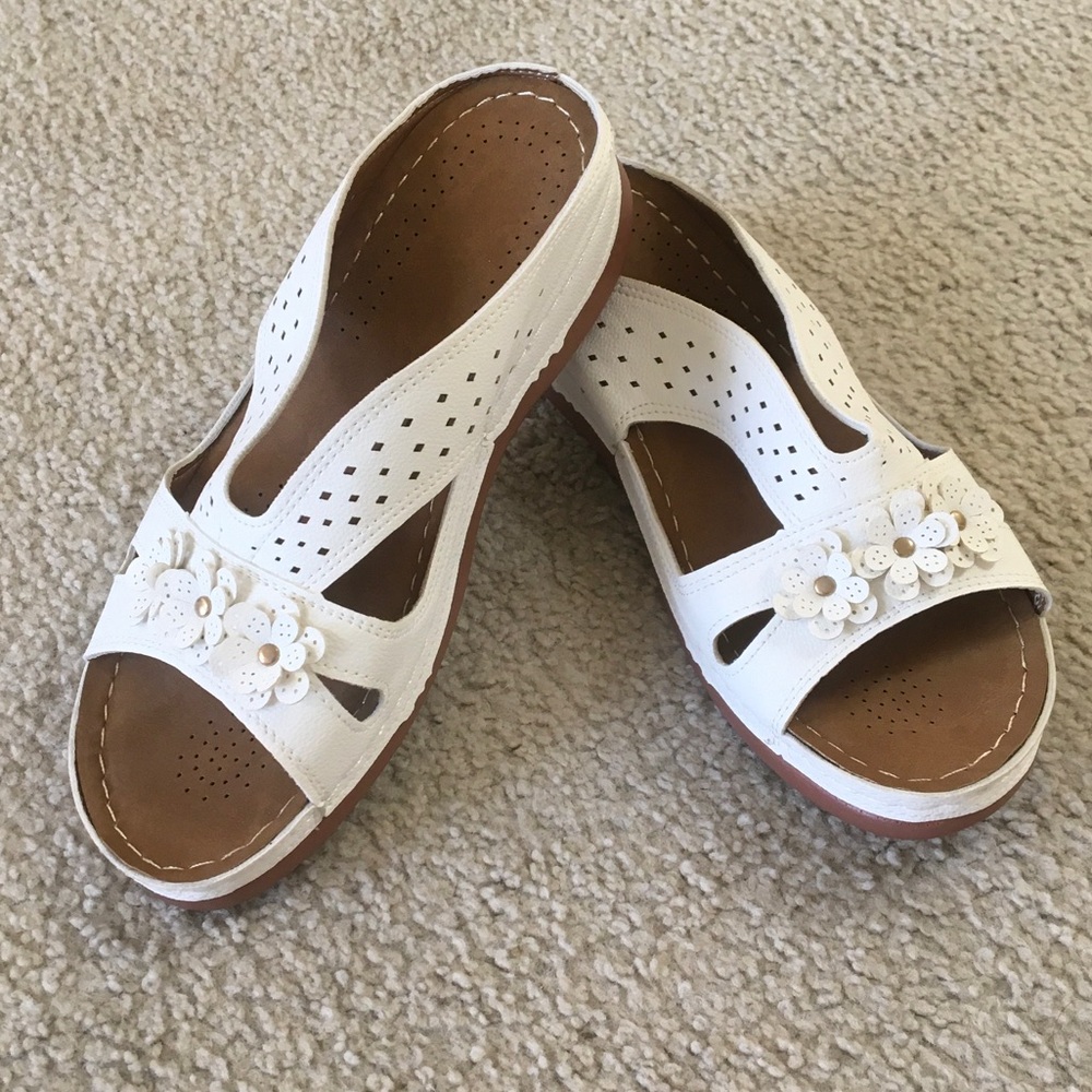 WHITE PEBBLE LEATHERwDAISIES ON THE TOE SLIDE MULES